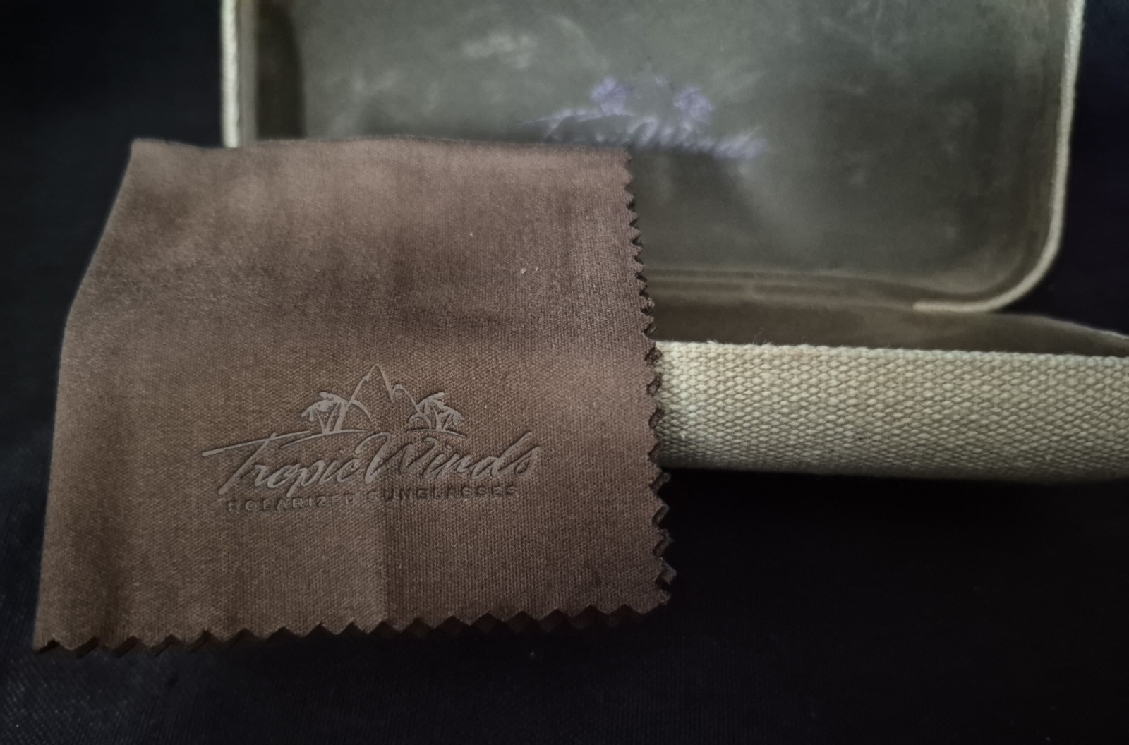Tropic Winds, Sunglasses Case With Cleaning Cloth (C1-D4)