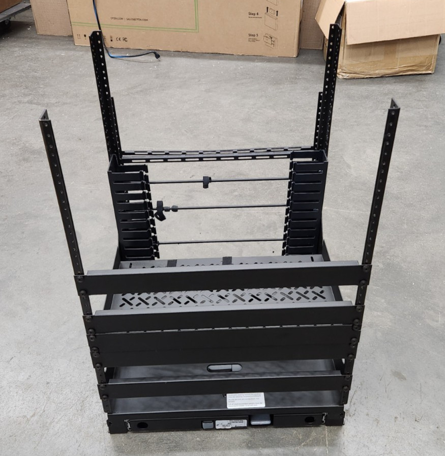 Middle Atlantic BXSRSR4TB2 with BXSRSR14R2 (14SP SRSR Rail)  Great Shape