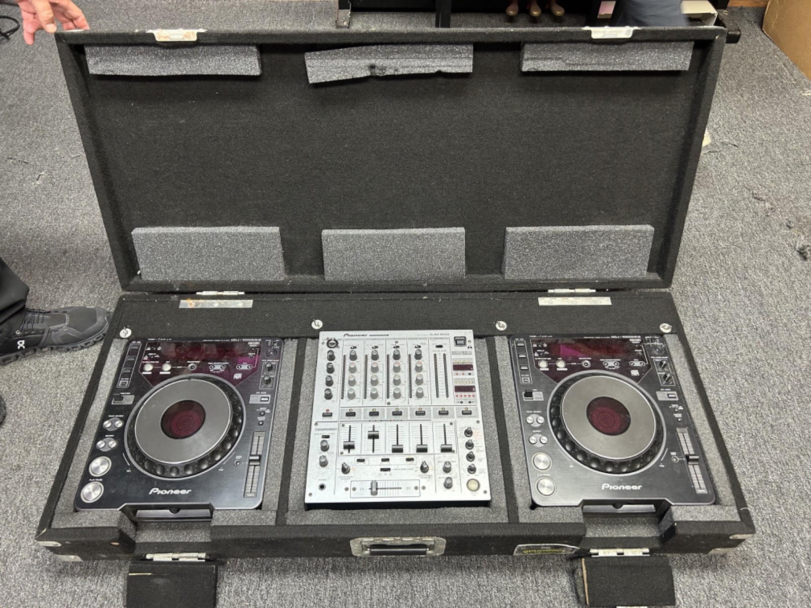 DJ Work Station (2x CDJ-1000MK2's, Pioneer DJM-600 High Fidelity Mixer) + Case