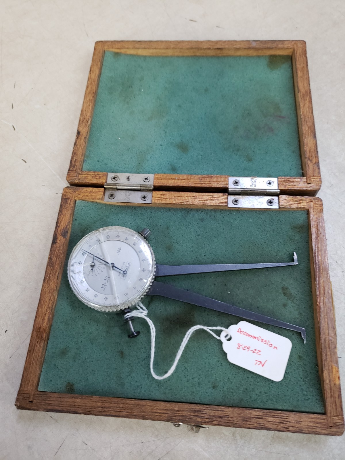 Fowler 52‑553‑003 Int. Dial Caliper Gage 1.125-2.125" Range READ AD