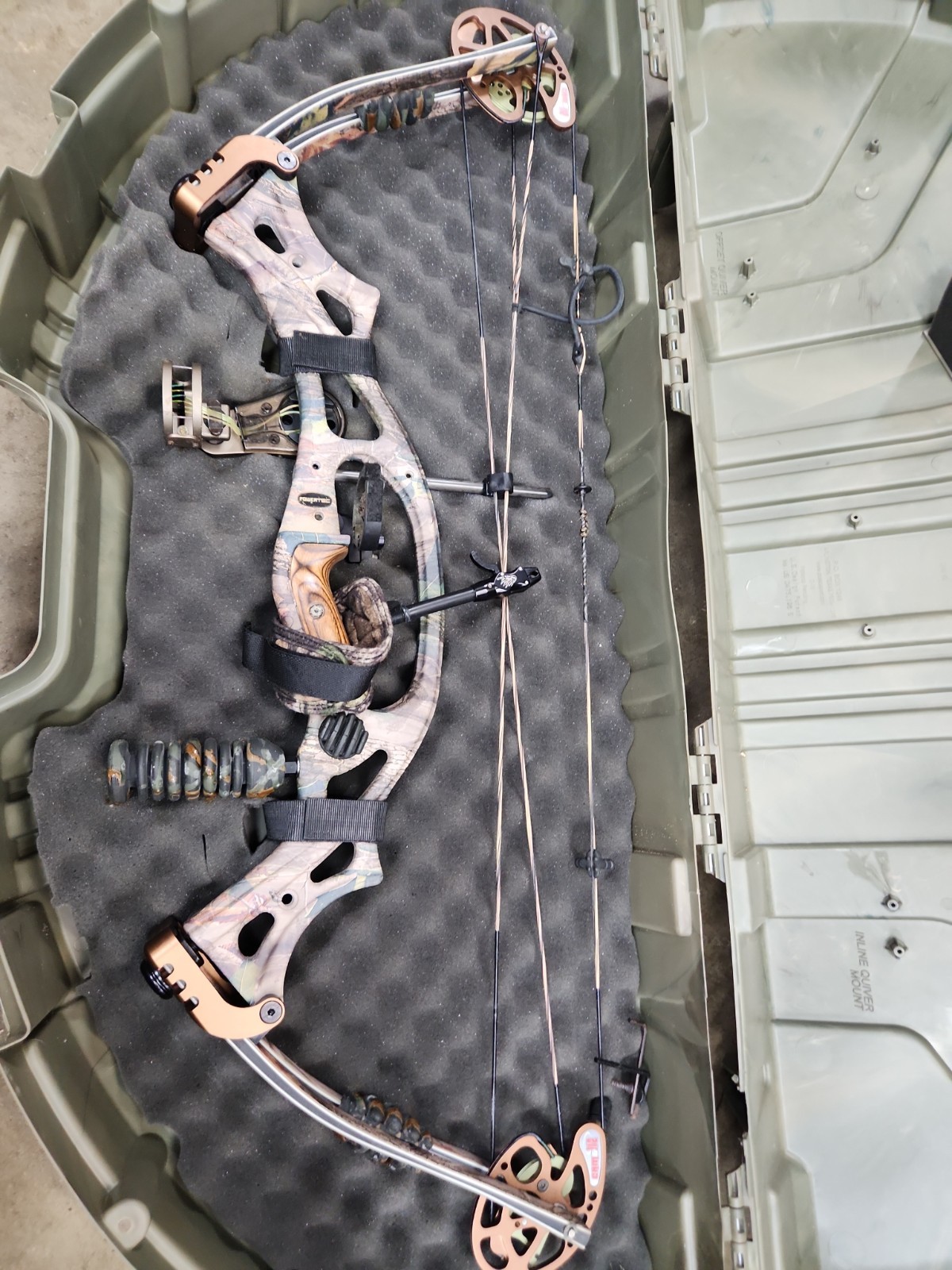 Hoyt Trykon RH Compound Bow 70lb With Accessories And Case
