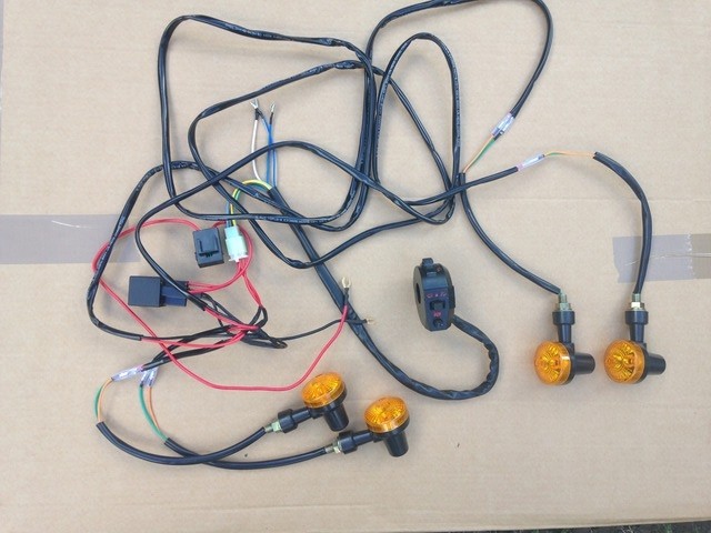 UNIVERSAL MOTORCYCLE INDICATOR WIRING LOOM HARNESS KIT RELAY 4 X INDICATORS