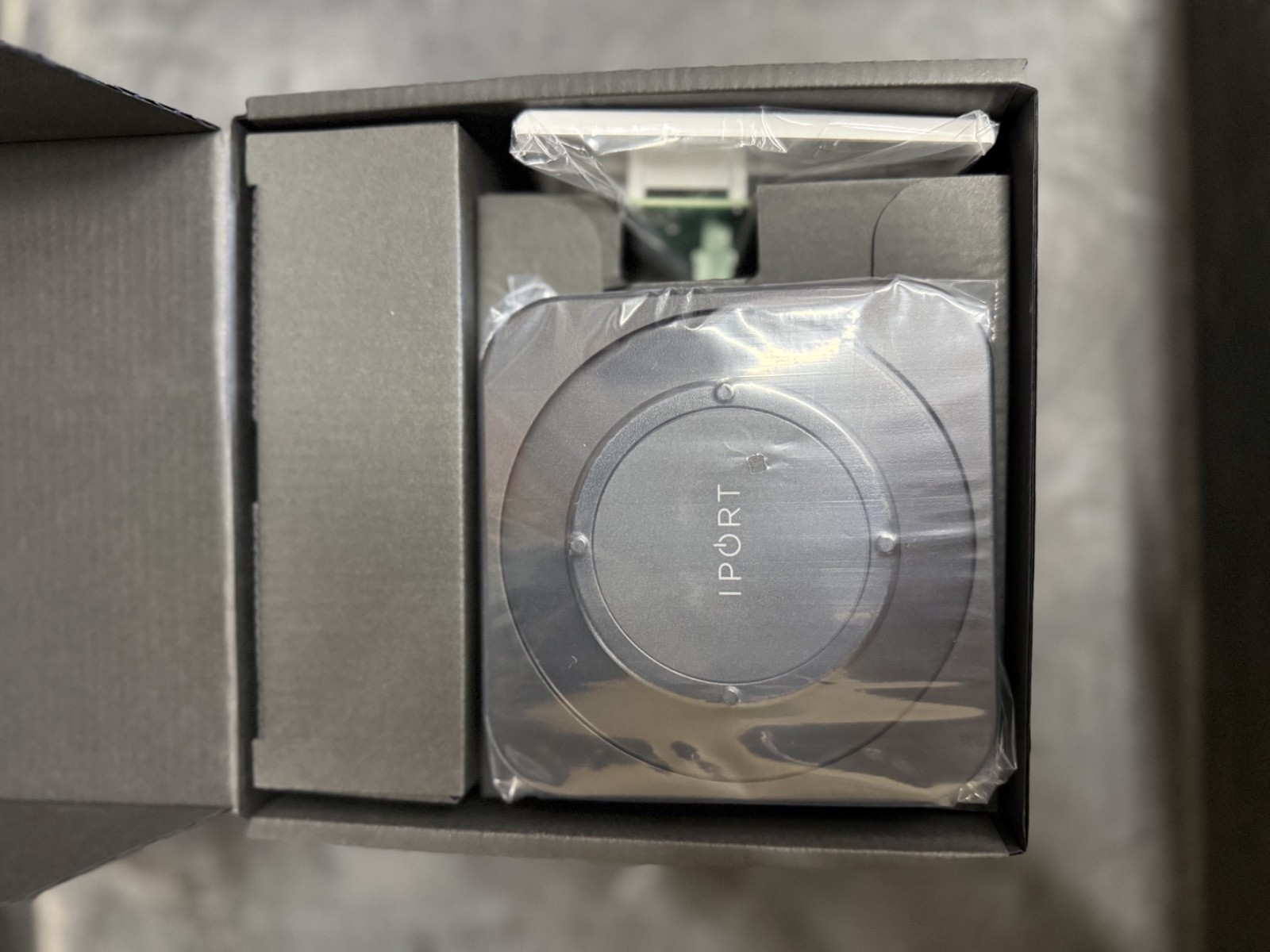 iPort Launch WallStation Wireless iPad Charging Dock 70170 - Black - BRAND NEW