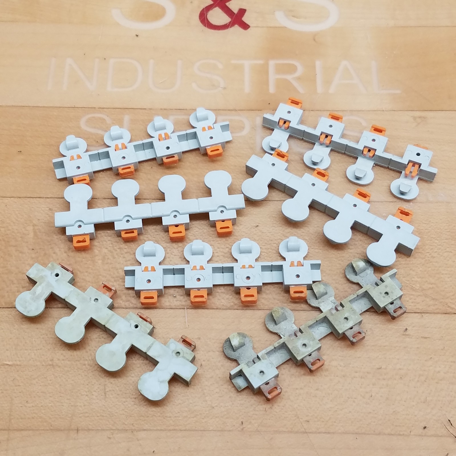 Merlin Gerin MG26981 Circuit Breaker Screw Shield for C60, Set of 4 - NEW