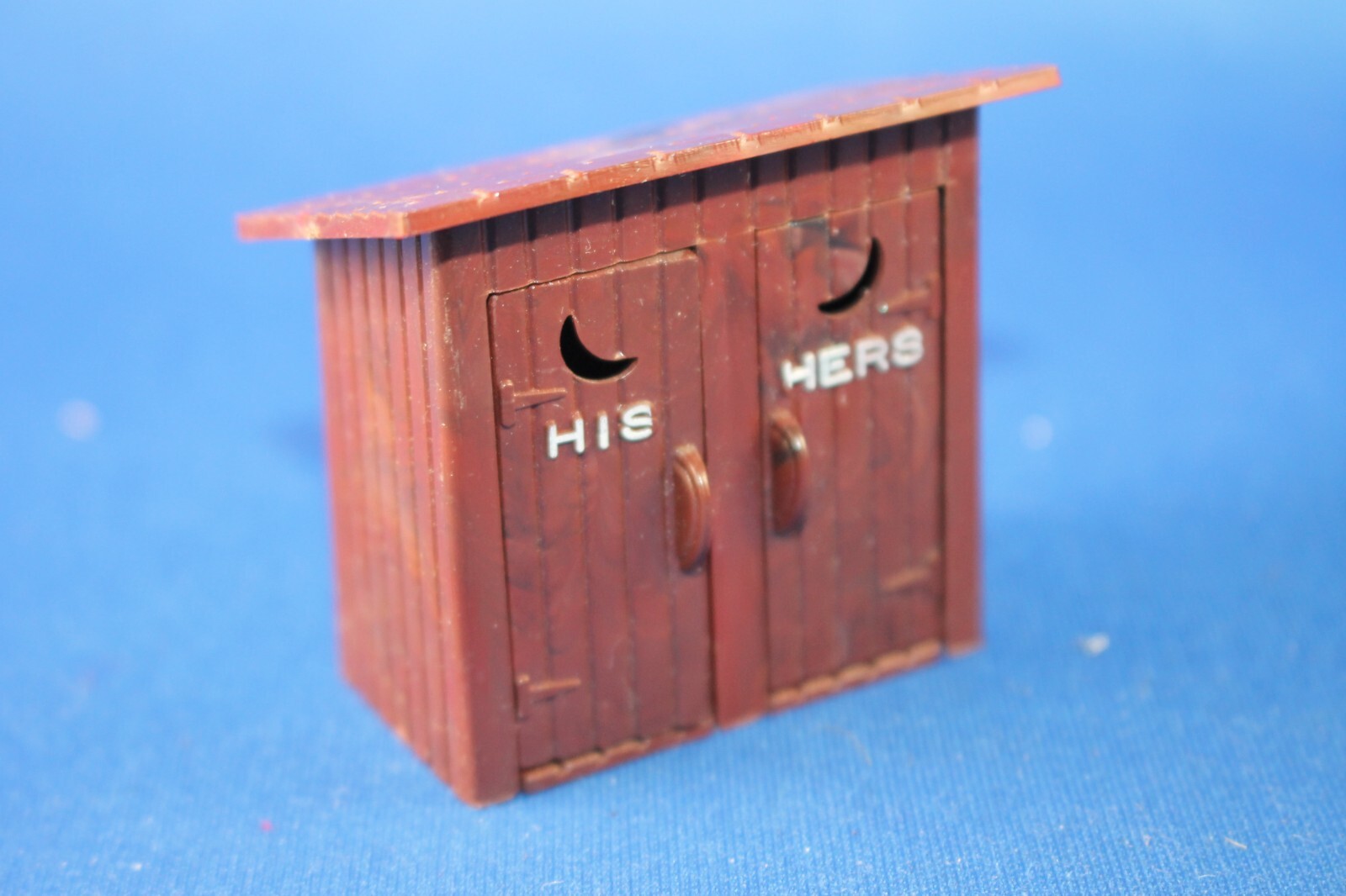 Plasticville - O-O27 - #SA-9 - 1 Original vintage Outhouse - White Letters