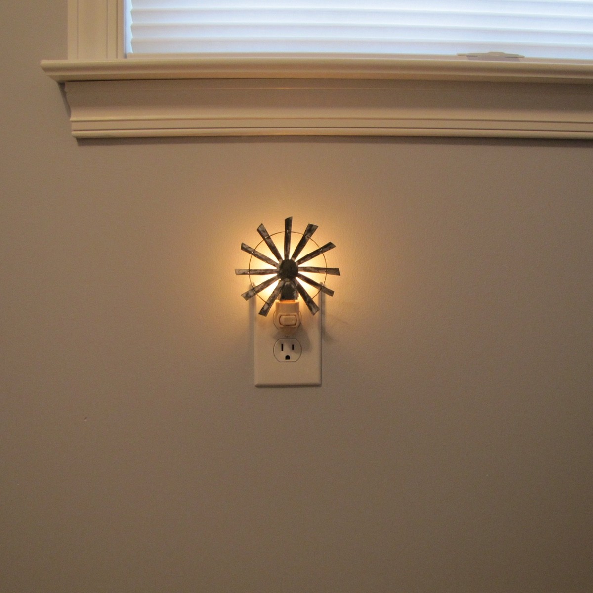Vintage Metal Windmill Bathroom Night Light Plug-In Wall Lamp Bulb Nightlight