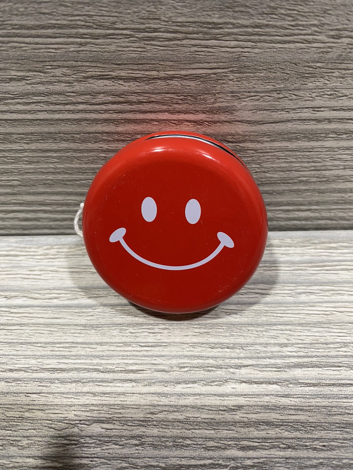 Yoyo Smiley Face Emoticon Classic Spinning Toy Made In China Red Color. Tin