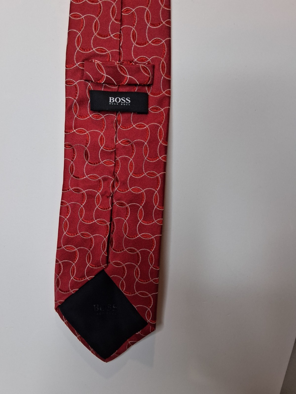 HUGO BOSS Mens Tie Red Base With Wavey Geometric Pattern, Seta Silk, Vgc