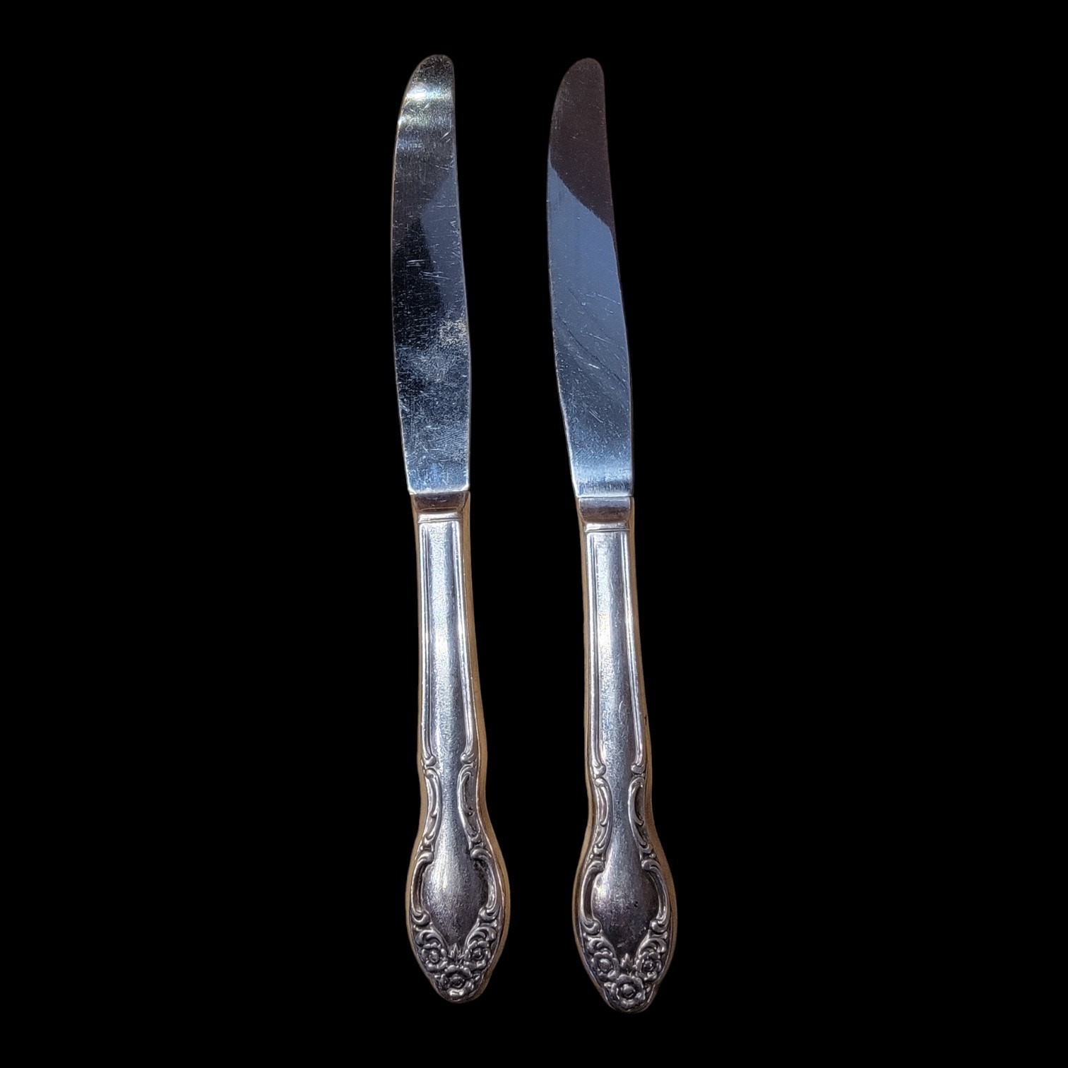 2 Vintage Silverplate Butter Knives Floral Scroll Handle Unmarked Flatware