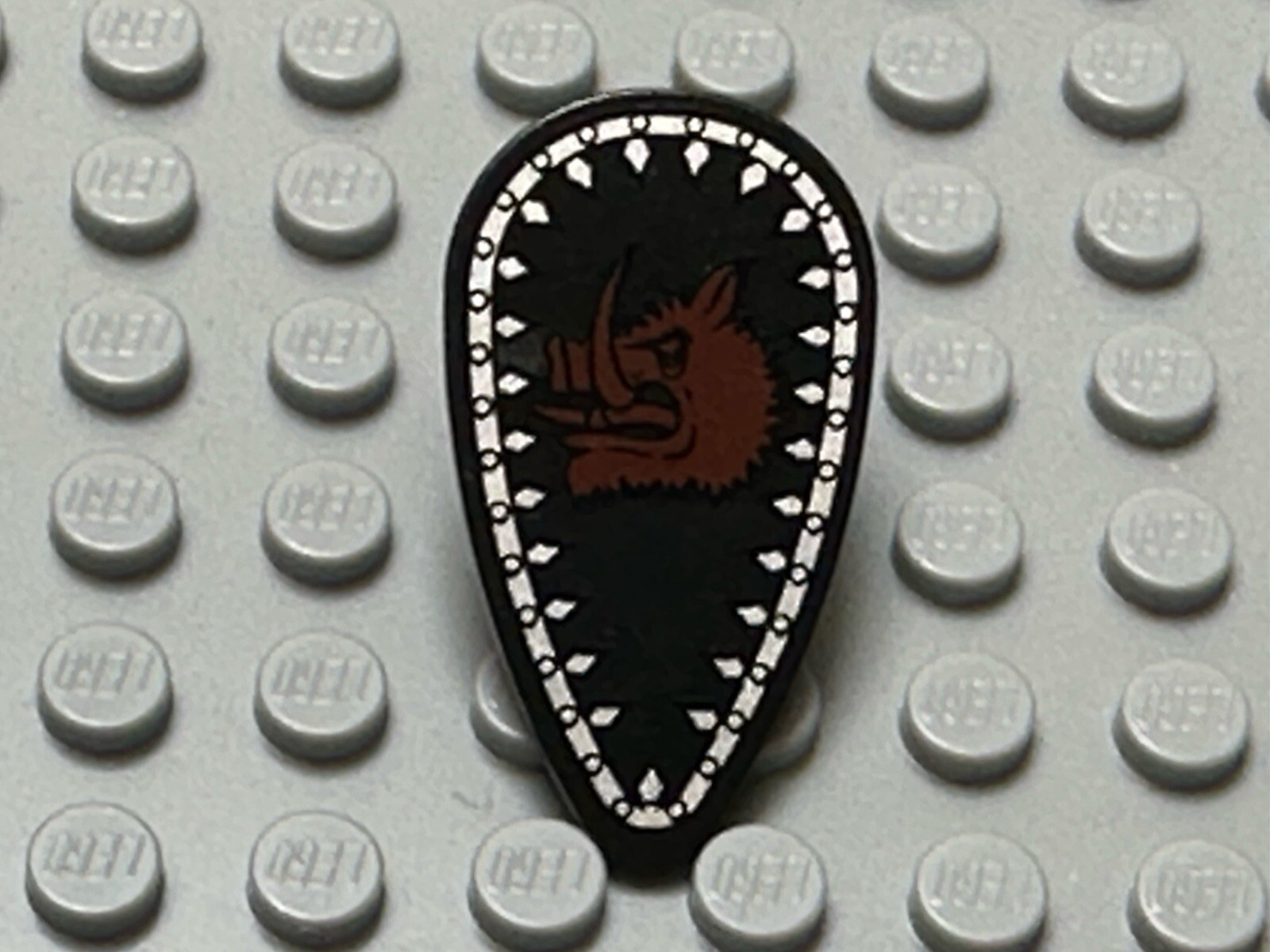 Lego Shield Ovoid With Boar Head And Silver Border Pattern