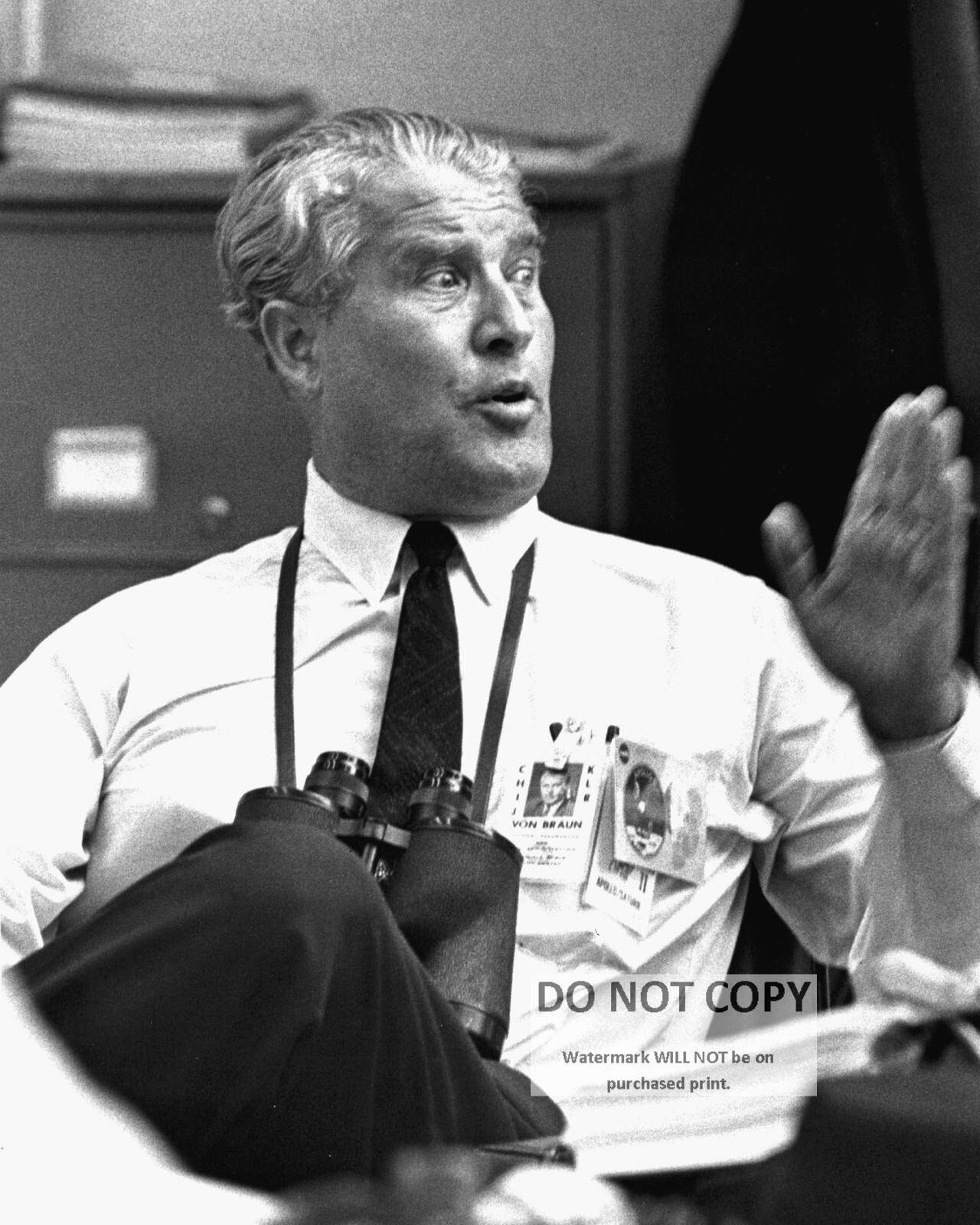 WENHER VON BRAUN AFTER APOLLO 11 SATURN V ROCKET LAUNCH 8X10 NASA PHOTO (EP-028)