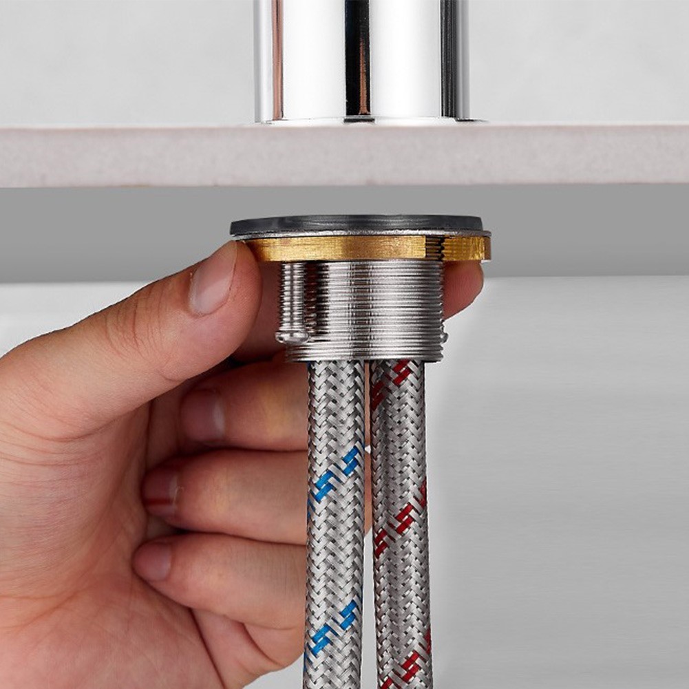 Stable Water Flow with this Threaded Pipe and Hose Fastening Solution!
