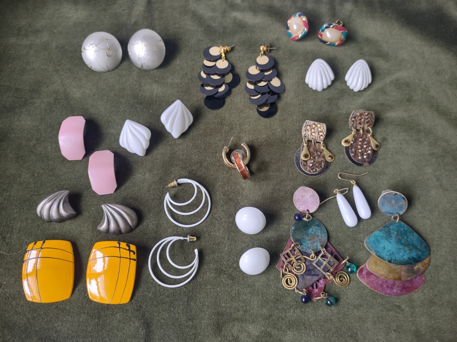 14 Pairs Earrings 90s Y2K Mostly Pierced Fun & Funky Enamel Metal Plastic