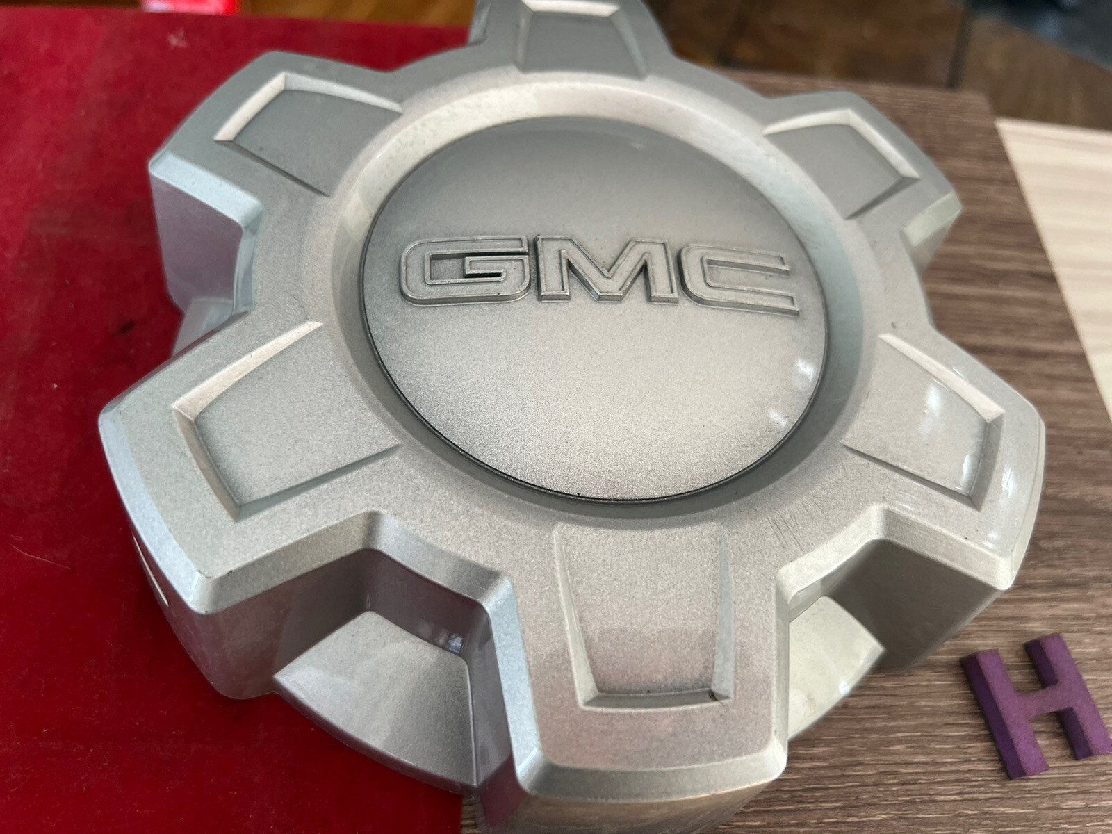 #H 1)  2019-2026 GMC Sierra 1500 Center Cap  84173372