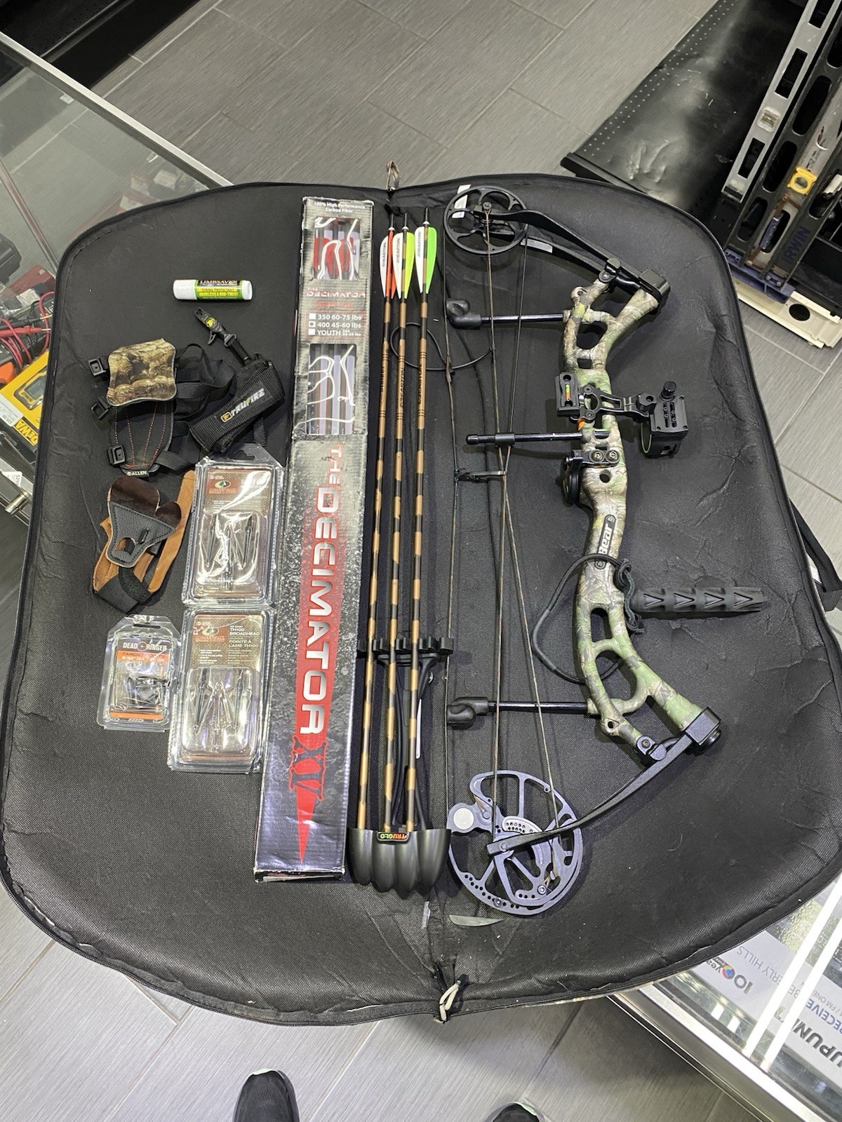 Bear Authority compound Bow Right Hand Tru Glow Sights Camo 315fps, 4lbs, Extras