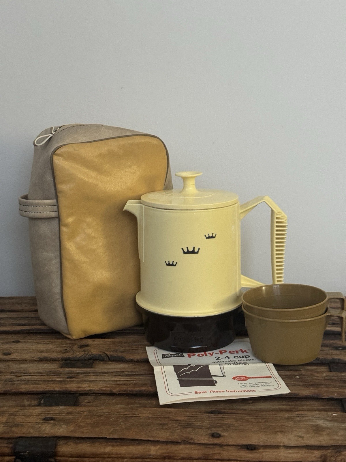 Regal Poly Coffee Pot Perk 2-4 Cups With Vinyl Case & 2 Cups & Instructions NOS