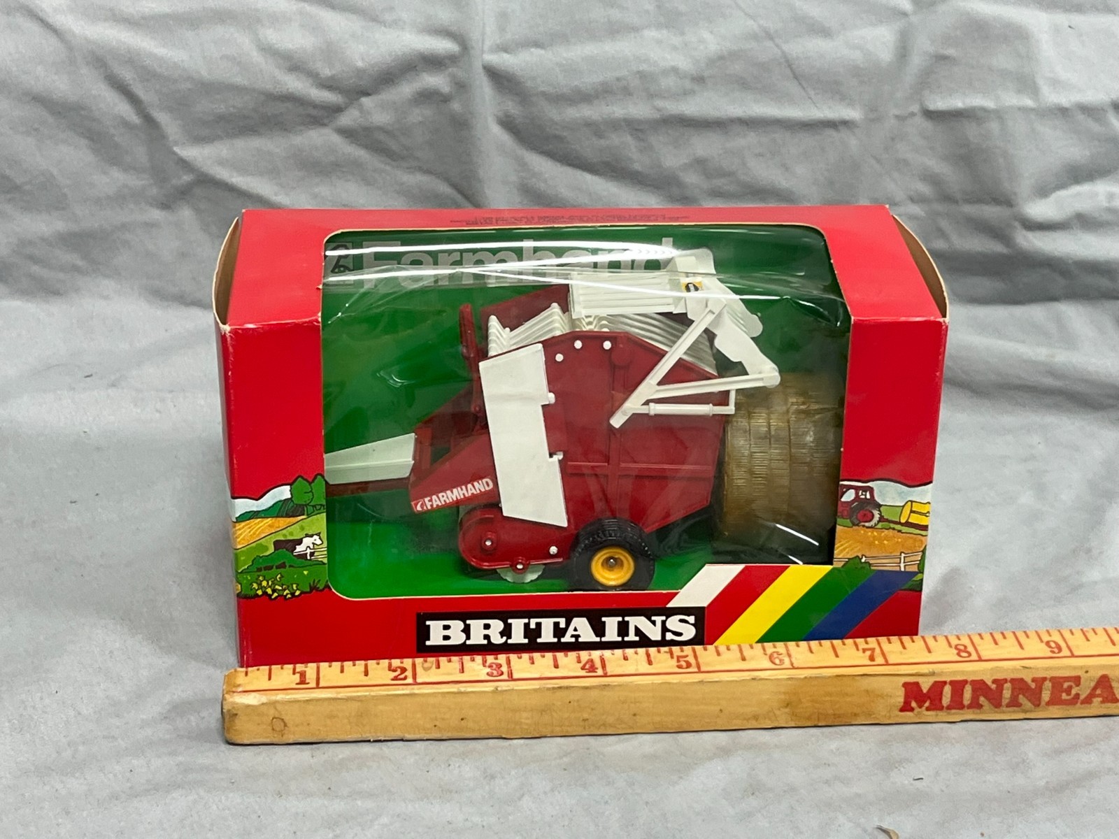 FARMHAND Round Baler 1:32 Britains NIB Red and White color rare!