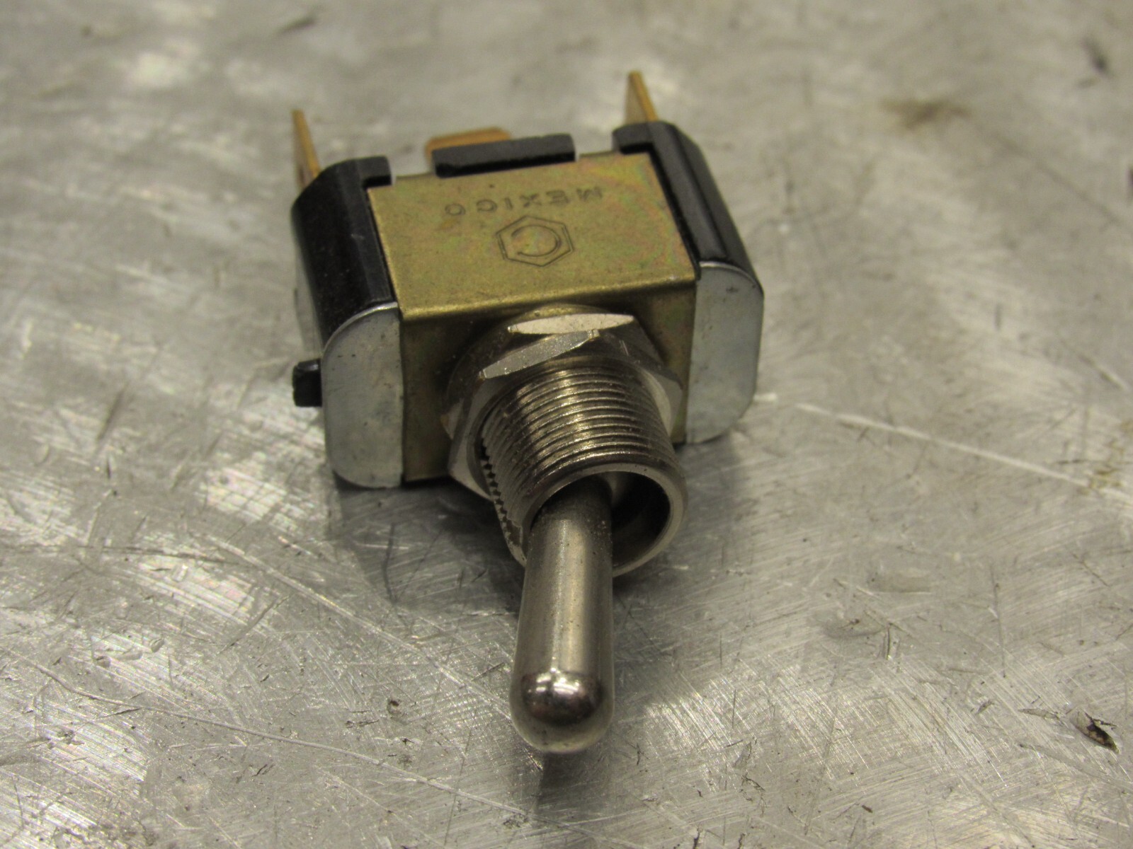 Double-Pole/Single-Throw Toggle Switch On-on on-off 12-24V Heavy-Duty DPST