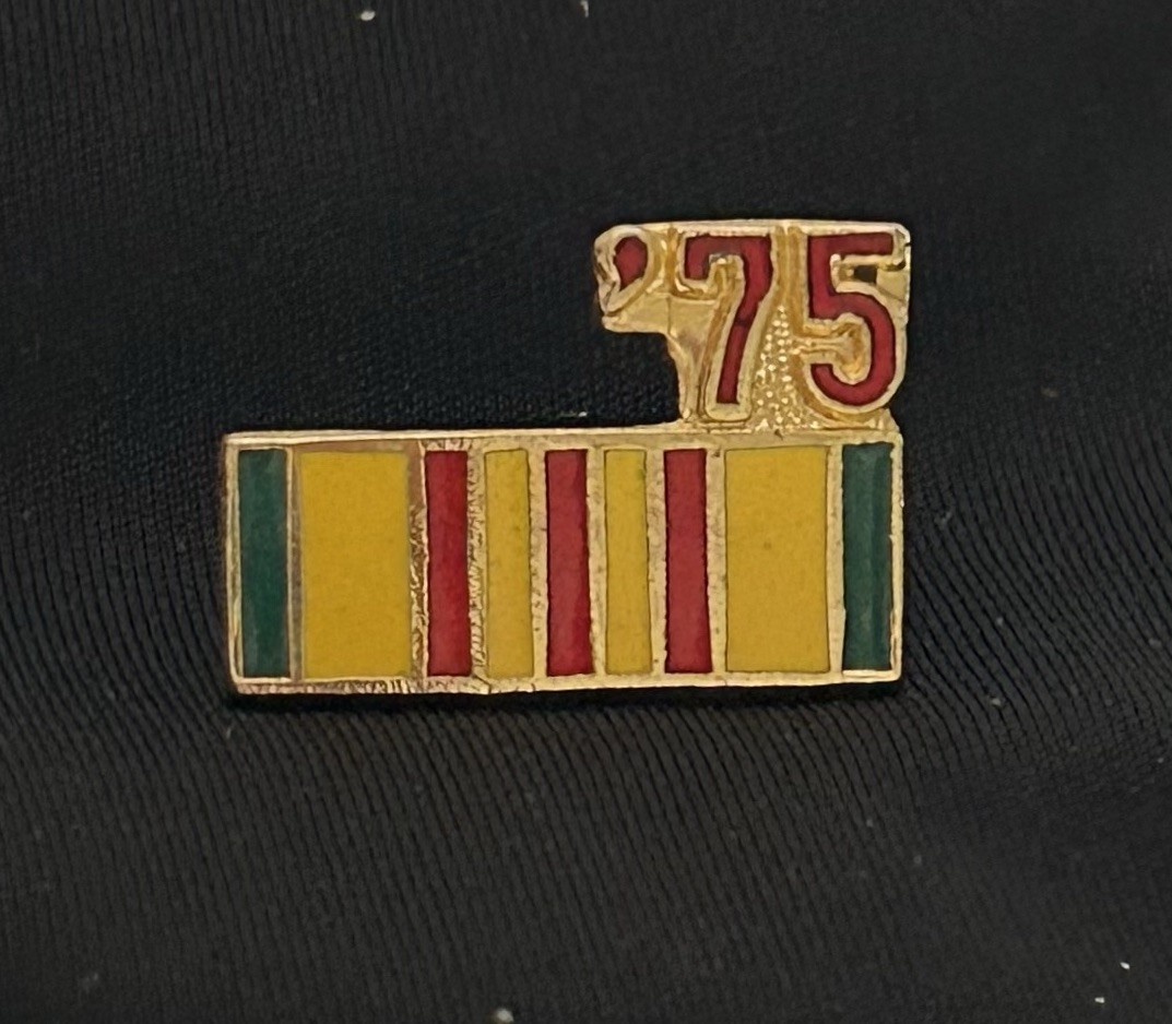 1975 VIETNAM SERVICE RIBBON HAT PIN ‘75