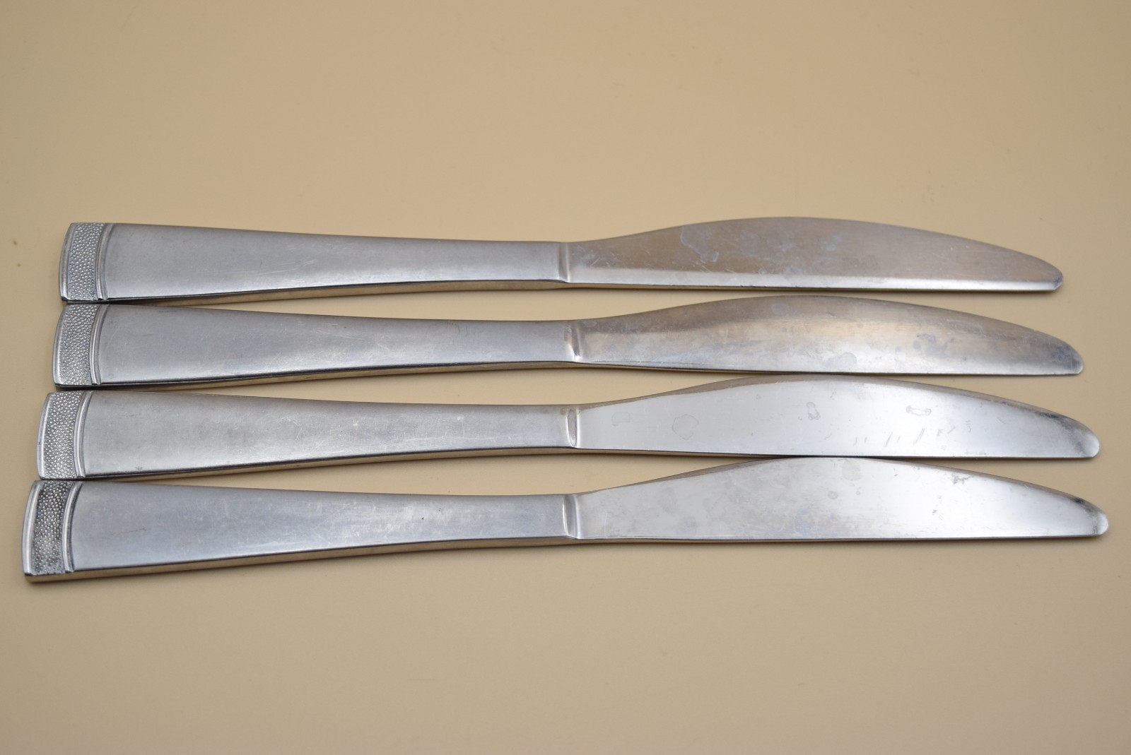 16pc Cambridge Solvay Sand Pebble Flatware Knives Serving Spoon Dinner Fork