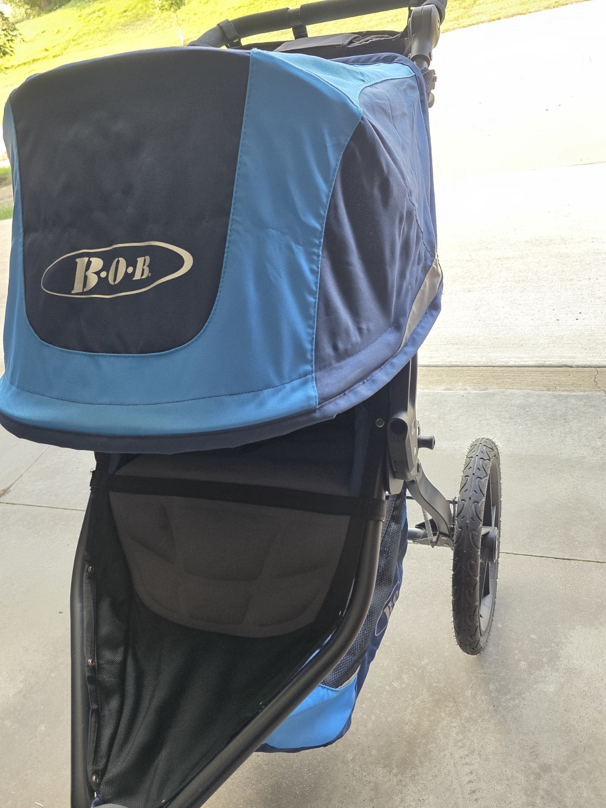 BOB Revolution Flex 3.0 Jogging Stroller, Blue , Handlebar Console and Tire Pump