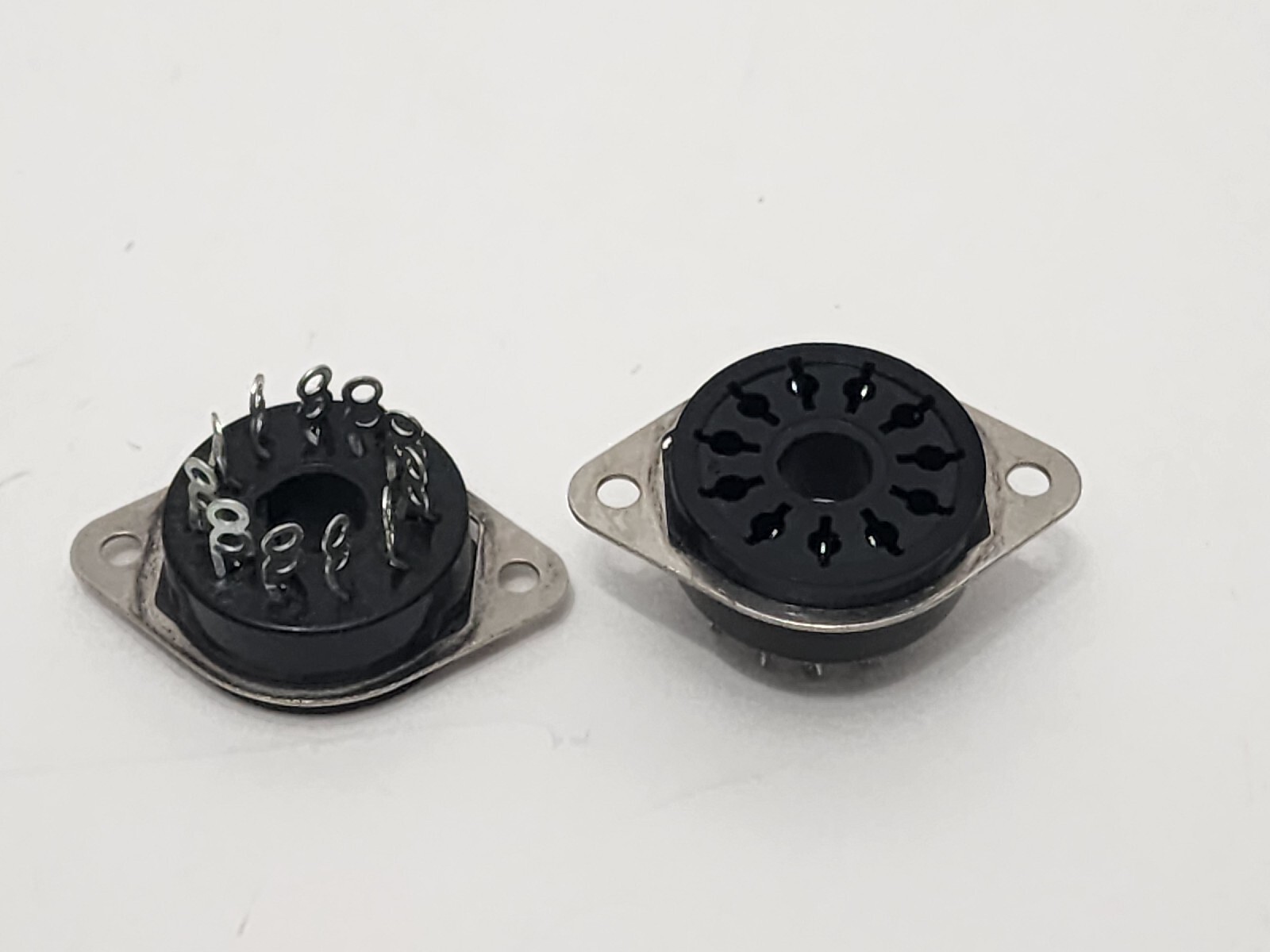 QTY 2 AMERICAN AMPHENOL 2087784 BLACK OCTAL TUBE SOCKET 8-PINS...GBIN