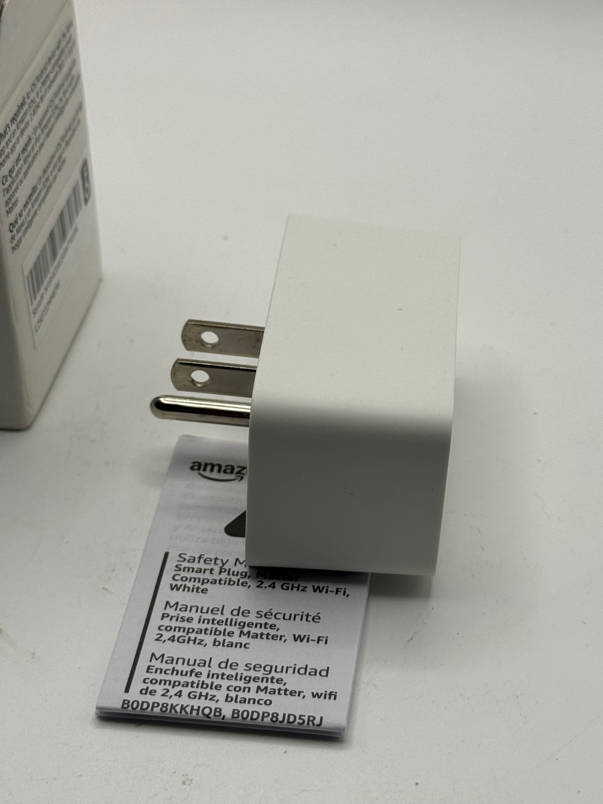 Amazon Basics Smart Plug Matter Compatible 2.4 GHz Wi-Fi White Outlet Adapter