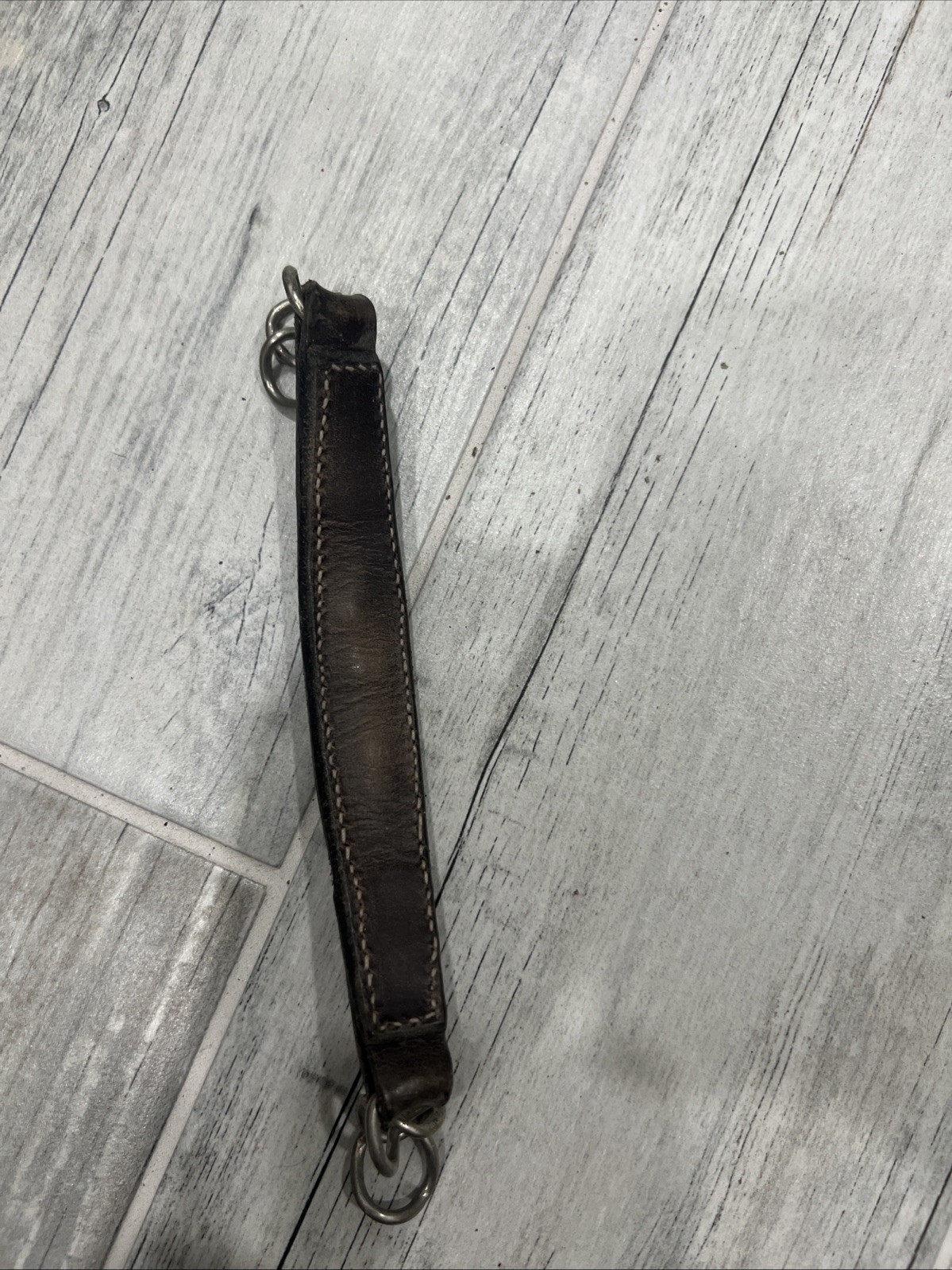 Leather Curb Chain With Three Links On Either Side And A Middle Ring
