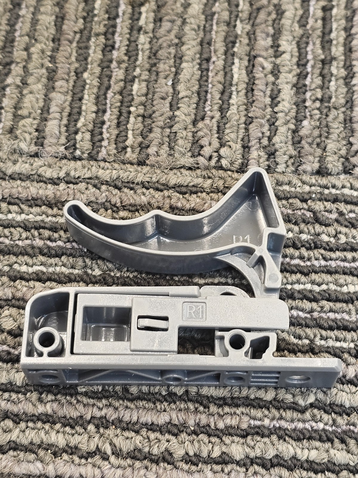 (QTY 30) Richelieu 718002 Front Locking Device for 314F Slide