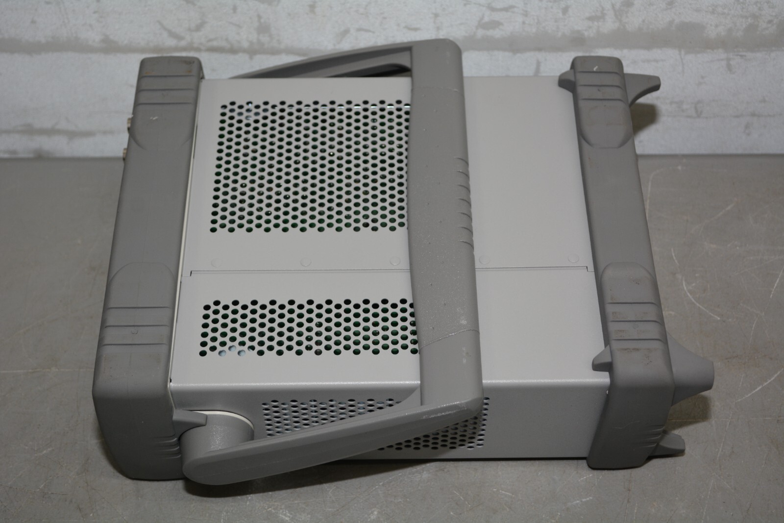 ^ Agilent 33220A 20 MHz Function Arbitrary Waveform Generator #X3431