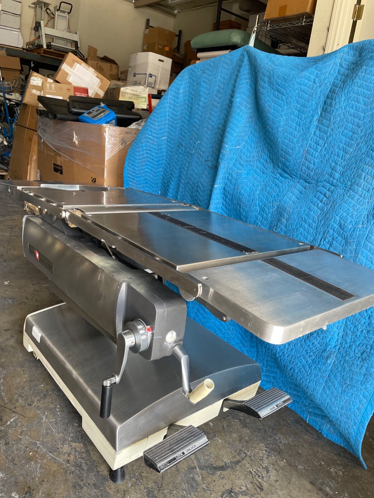 AMSCO 2080 manual surgical table and pads set