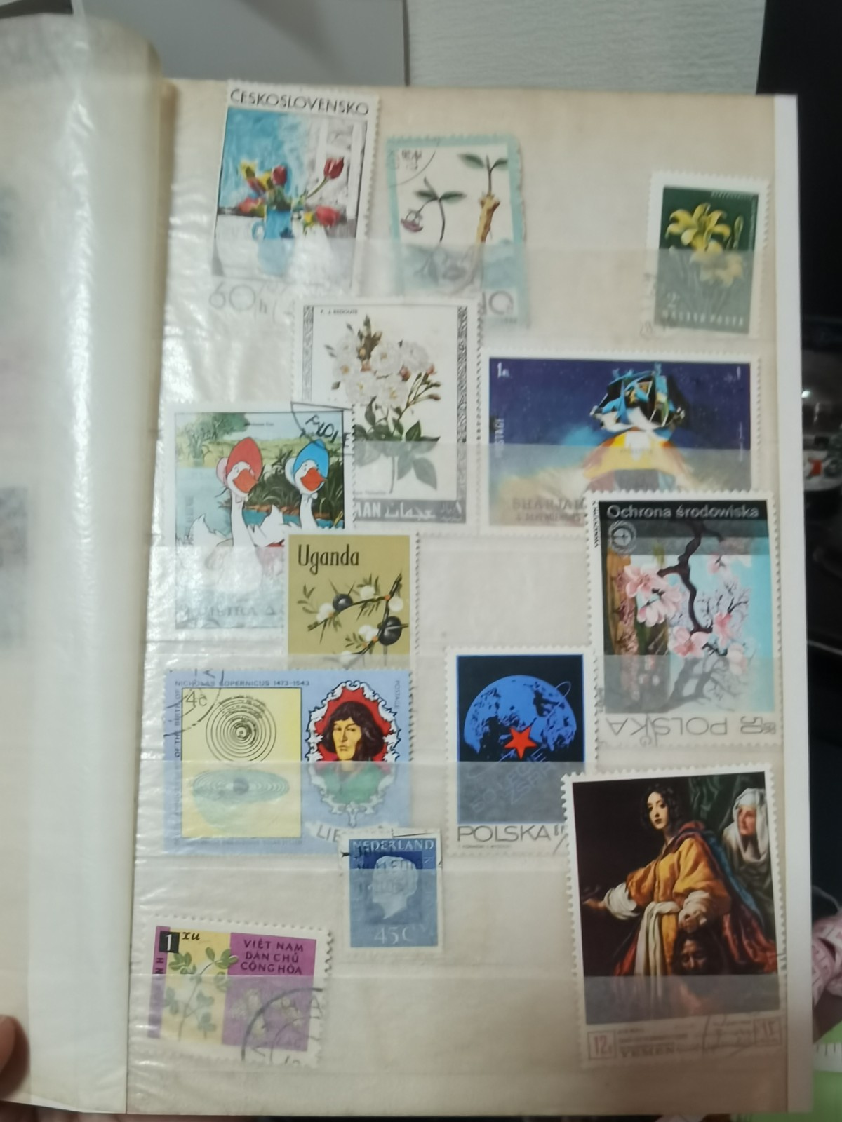 Stamp Collection Stockbook +100 Stamps