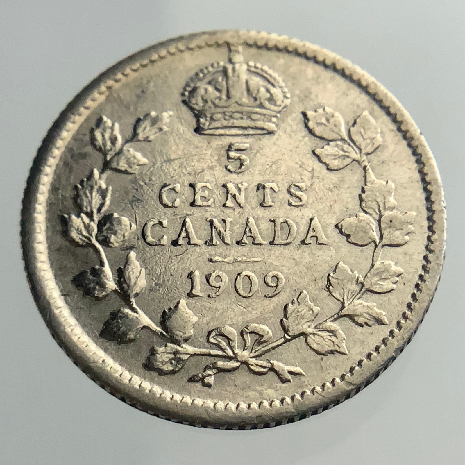 1909 Round Leaves Box Tie Canada Small Five Cent Circulated 5 Silver Coin NGS010
