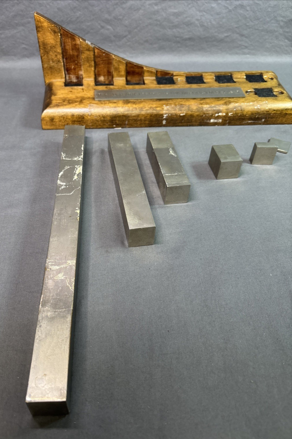 Vintage Acoustic Demonstration Display – Peak Static Pressures for 120–180 Decib