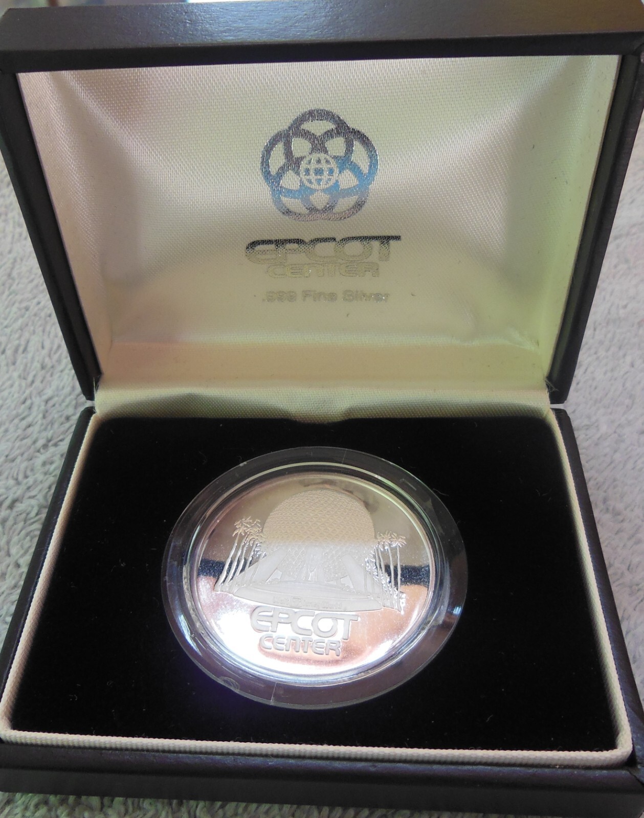1982 Epcot Center WALT DISNEY PRODUCTIONS 1 OZ .999 Fine Silver Round
