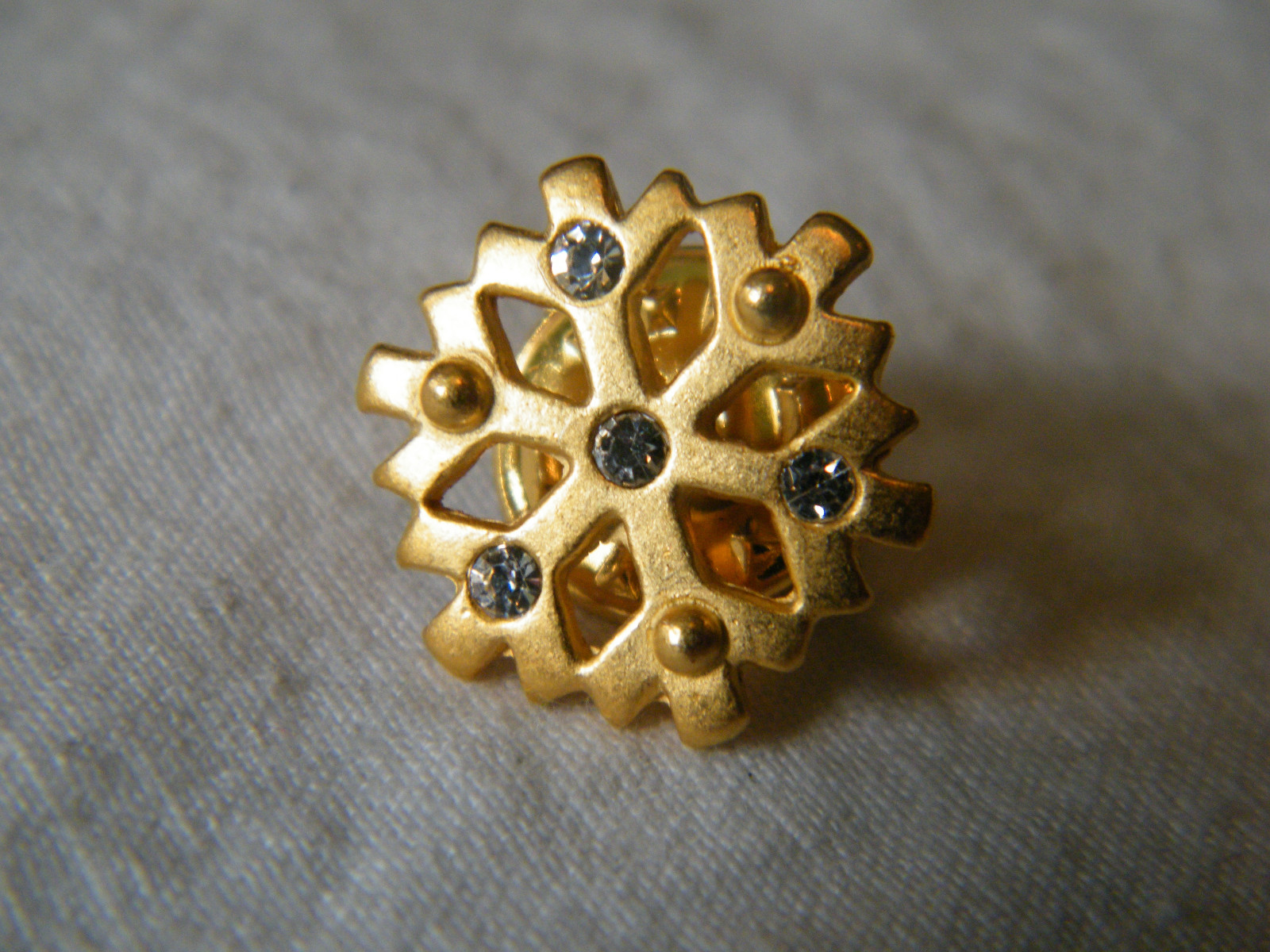 Christmas Holiday Brooch Pin Gold Tone Snowflake Clear Rhinestones NICE
