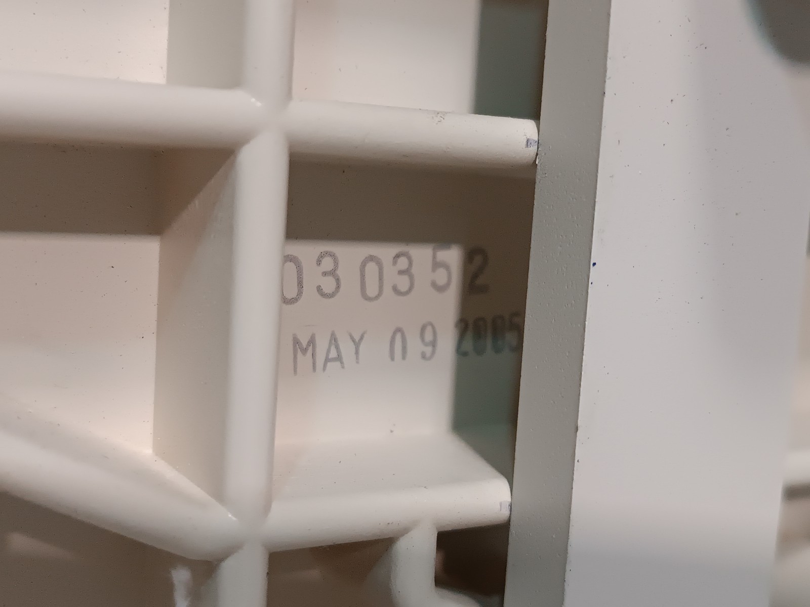 Medical Storage Shelf Component Metal Eggshell Off-White, 22kg Max Load, 26"x12"