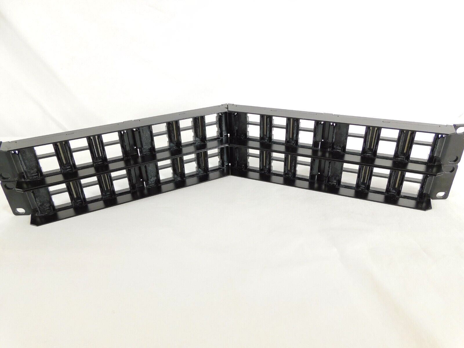CPPA-UDDM-M-2U-48 760207308 Angled CommScope Patch Panel + Cable Management Bars
