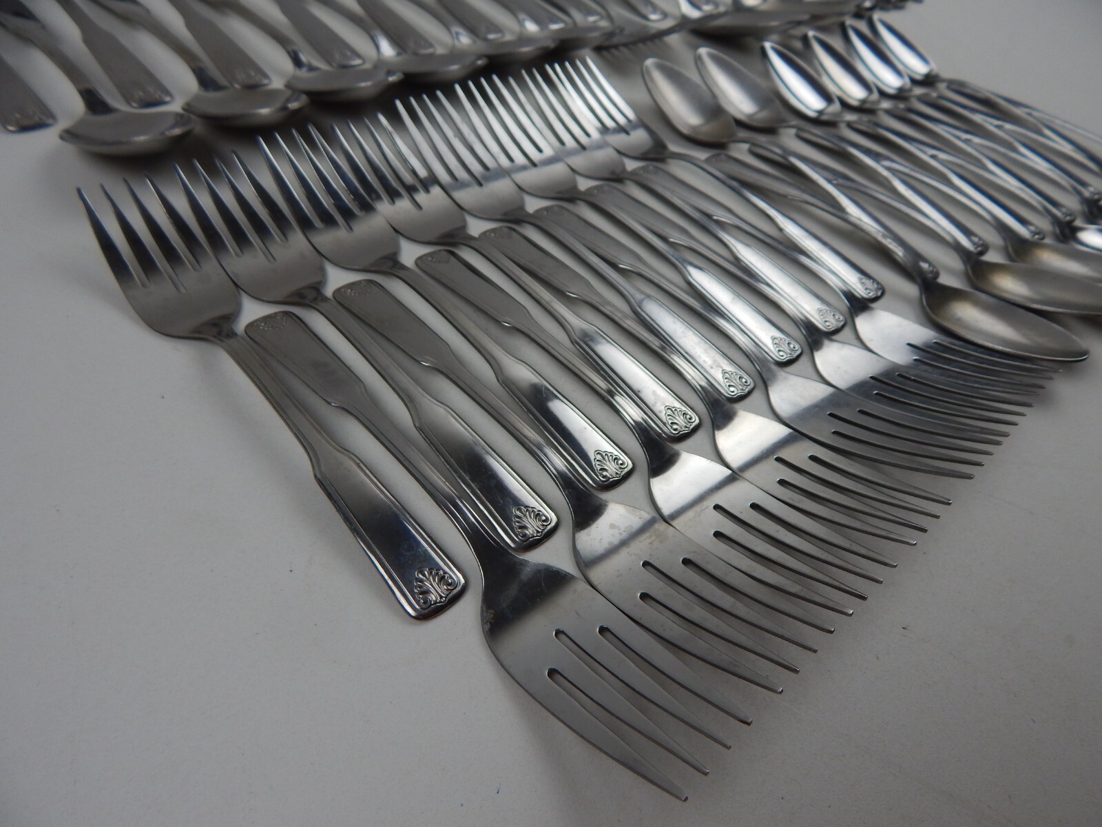 Oneida SHELTON Custom Stainless Flatware Spoons Forks Knives 54pc
