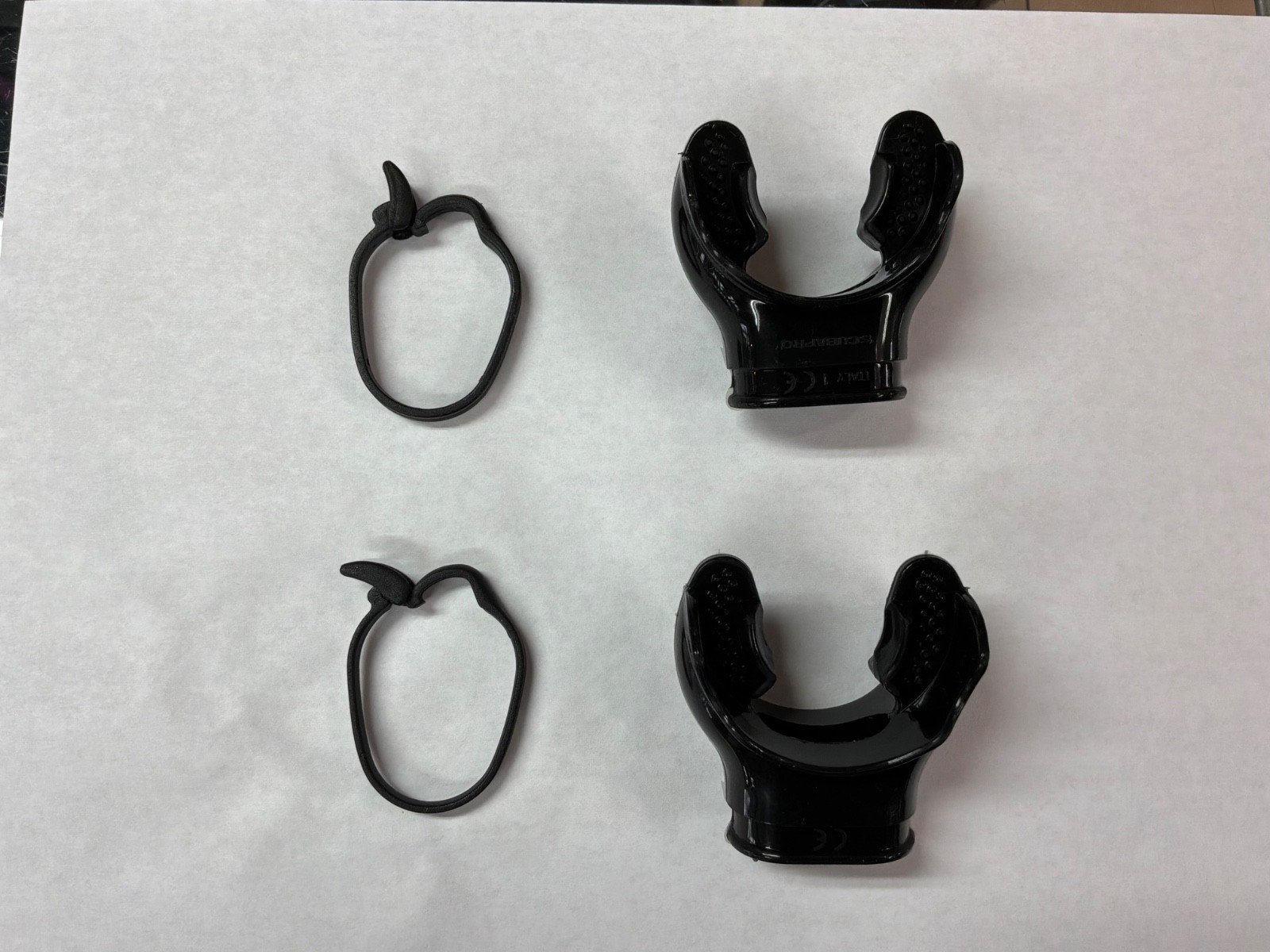SCUBAPRO SILICONE MOUTHPIECE, BLACK W/CLAMPS 2Pk