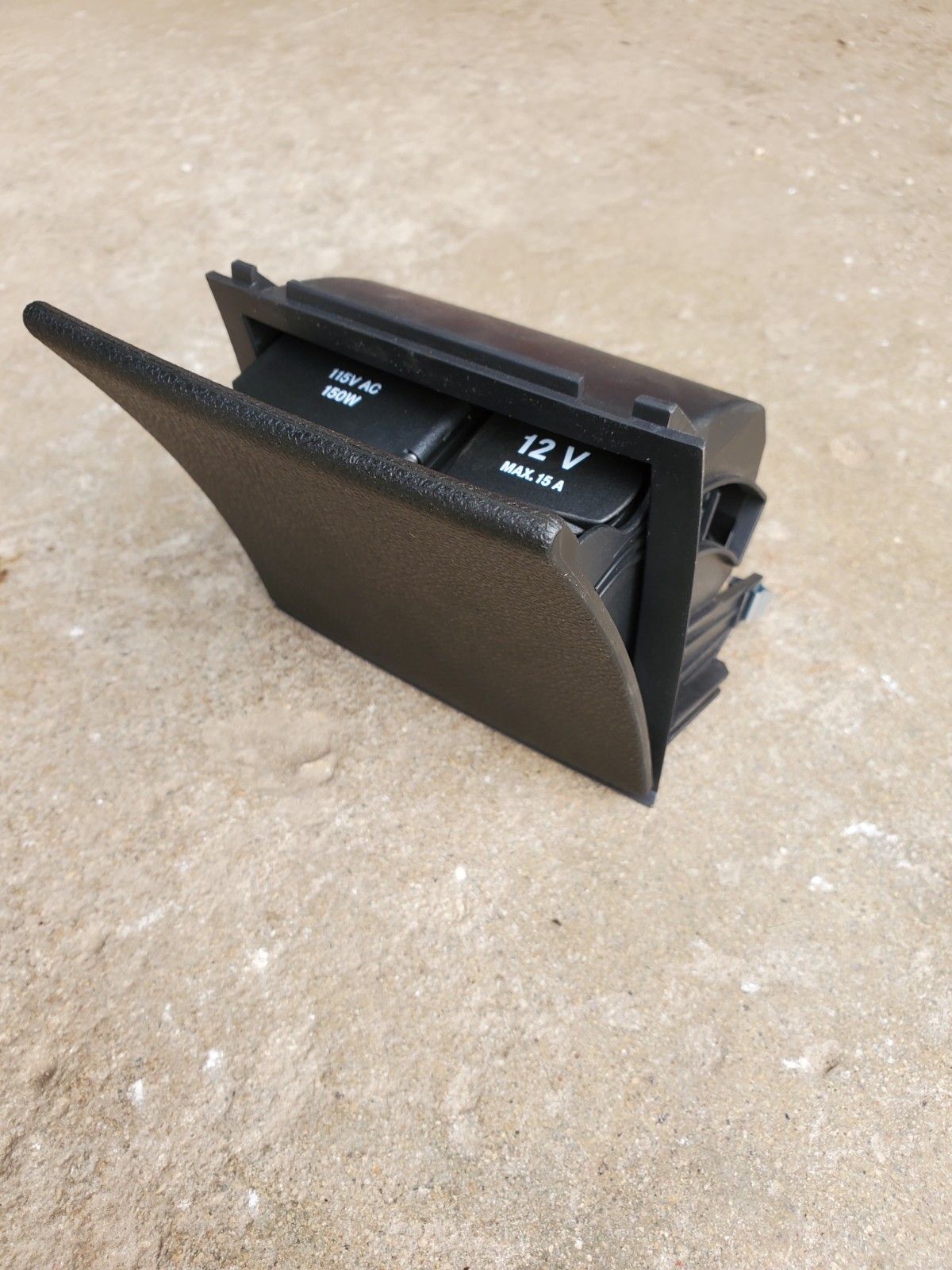 Mercedes Benz Inverter Power Outlet 115VAC 150W 12V MAX 15A  A2048200209 Lighter