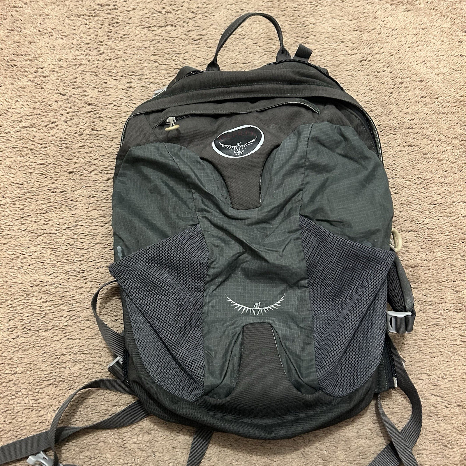 Osprey Farpoint Day Gray Backpack Daypack Travel Hiking Outdoor Bag