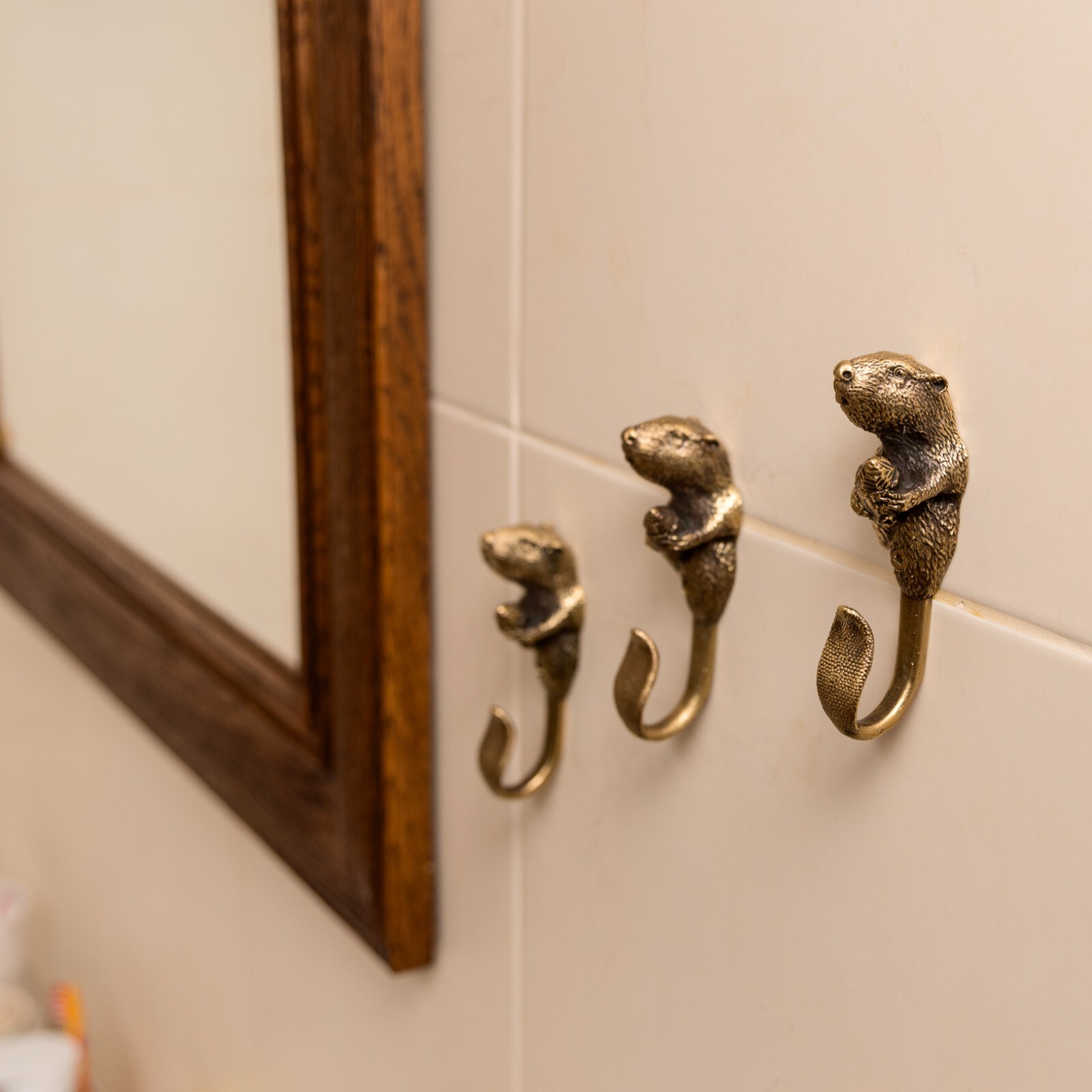 Brass beaver-shaped wall hook, sturdy decorative hook. Wall hooks unique