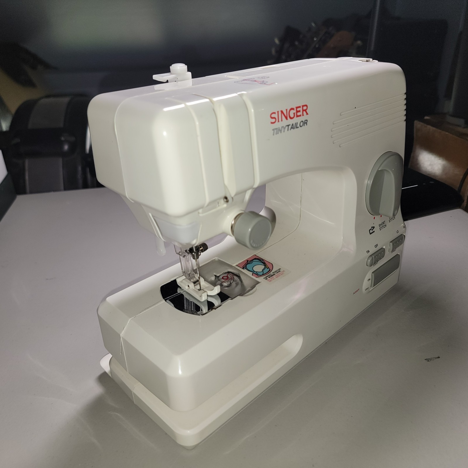 Singer® Tiny Tailor TT700 Electronic Mending/Sewing Machine-- Tested & Working