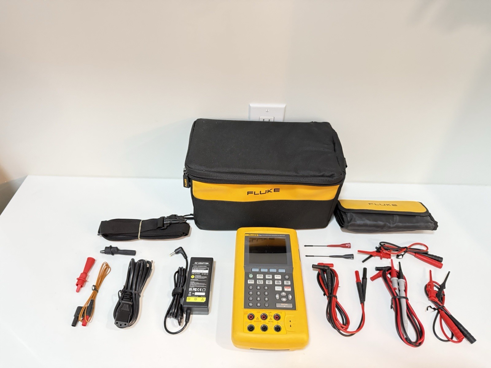 FLUKE 744 PROCESS CALIBRATOR W/ LEAD SET & BAG TESTED SHIPS FAST