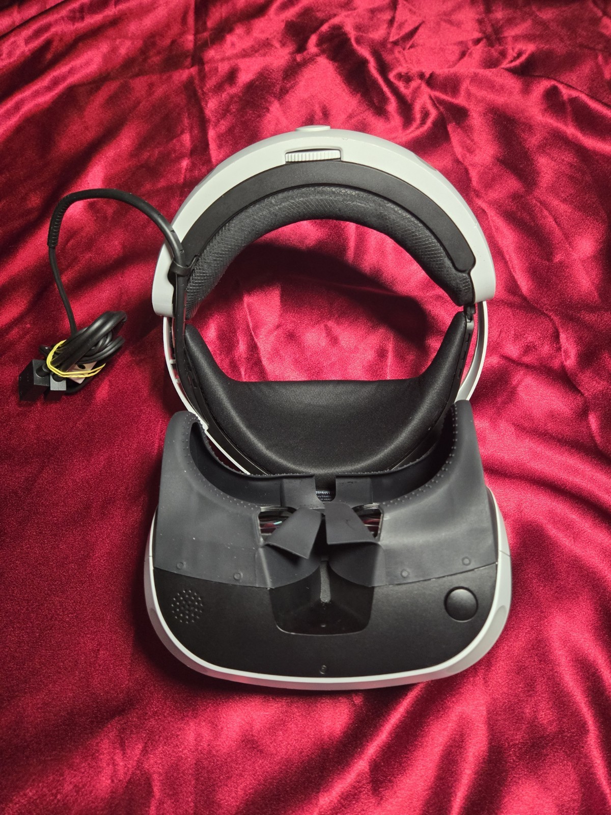 Sony PlayStation VR Headset Bundle – PS4, Processor Unit, 2 Move Controllers
