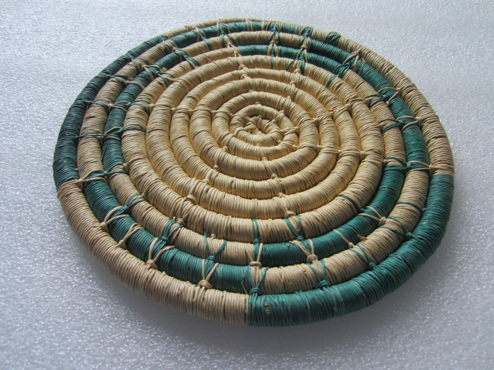 BEAUTIFUL ORIGINAL VINTAGE RAFFIA PLATE BASKET 8”