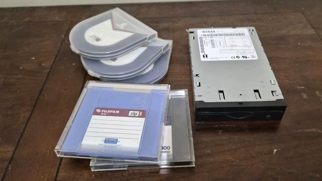 Iomega Zip 250 Internal IDE Drive 250MB Z250ATAPI W/ 2 100 & 3 Titanium Disks