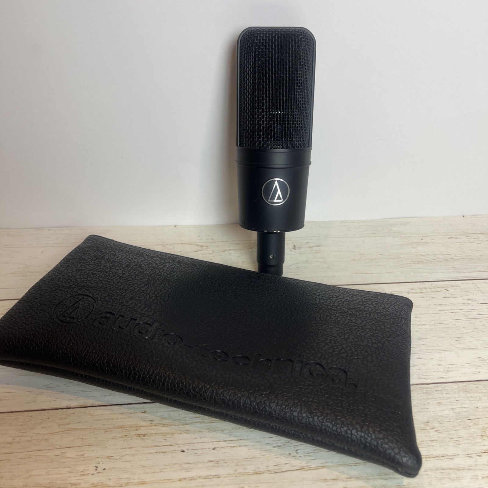 AUDIO-TECHNICA AT4033A TRANSFORMERLESS CAPACITOR STUDIO MICROPHONE W/CASE WORKS