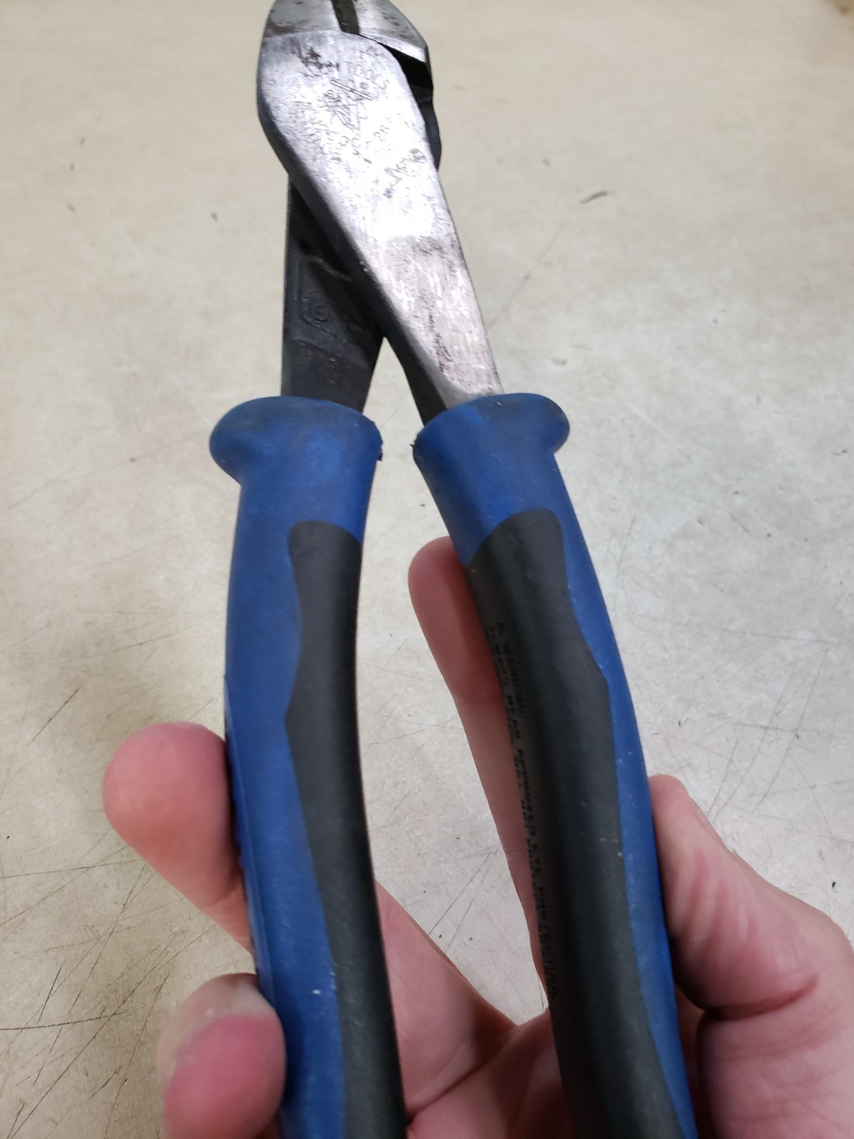 KLEIN TOOLS J2000-28 Diagonal Cutting Plier, 8-1/8" L USED